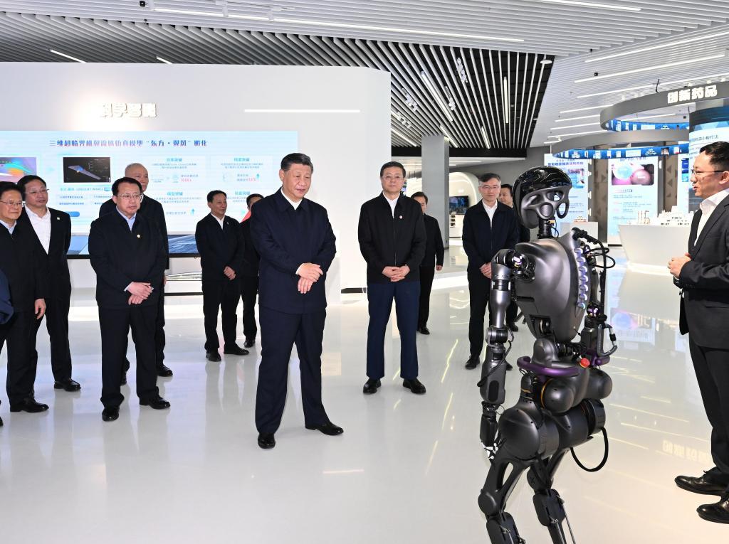 2023年11月28日下午，習近平在浦東新區張江科學城參觀上?？萍紕撔鲁晒?。新華社記者 謝環馳 攝
