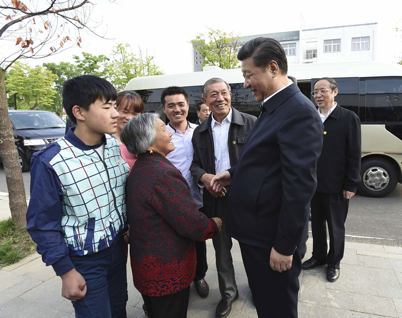 2016年4月25日，習(xí)近平在安徽省滁州市鳳陽縣小崗村看望當(dāng)年大包干帶頭人嚴金昌（右三）一家。
