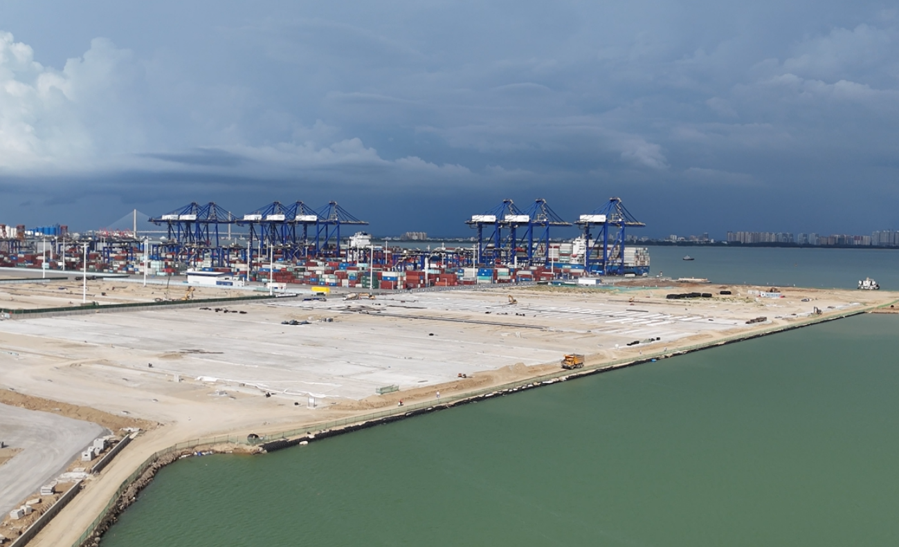 海南洋浦區(qū)域國際集裝箱樞紐港擴建工程項目現(xiàn)場。人民網(wǎng)記者 牛良玉攝