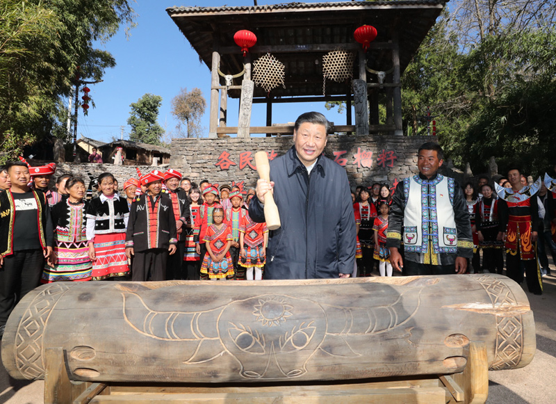 2020年1月19日，習(xí)近平總書記在云南省騰沖市清水鄉(xiāng)三家村中寨司莫拉佤族村廣場上，敲響三聲佤族木鼓，祝福來年風(fēng)調(diào)雨順、國泰民安。