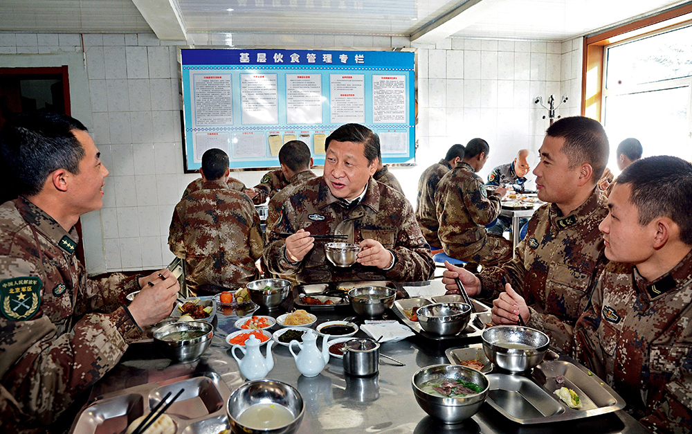 2014年1月26日，習(xí)近平主席專程來到內(nèi)蒙古軍區(qū)邊防某部，親切看望慰問戍邊官兵。這是在連隊(duì)食堂，習(xí)近平主席同戰(zhàn)士們一起用餐。