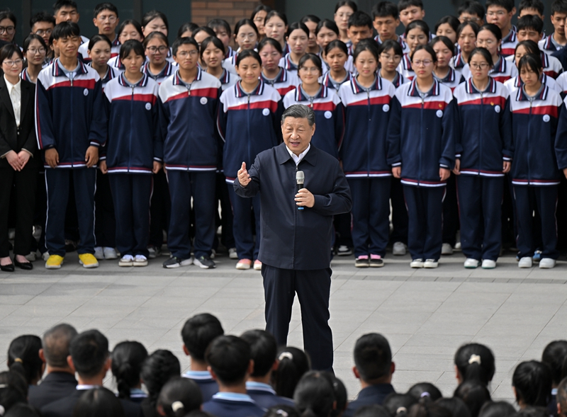 2024年6月18日，習(xí)近平總書記在青海果洛西寧民族中學(xué)考察時(shí)，同師生們親切交流。