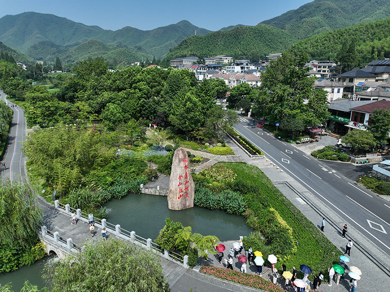 2023年8月11日，游客在浙江安吉余村參觀。