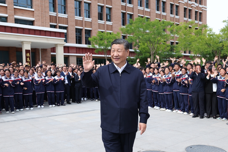 2024年6月18日，習近平總書記在青海果洛西寧民族中學考察時，向師生們揮手致意。