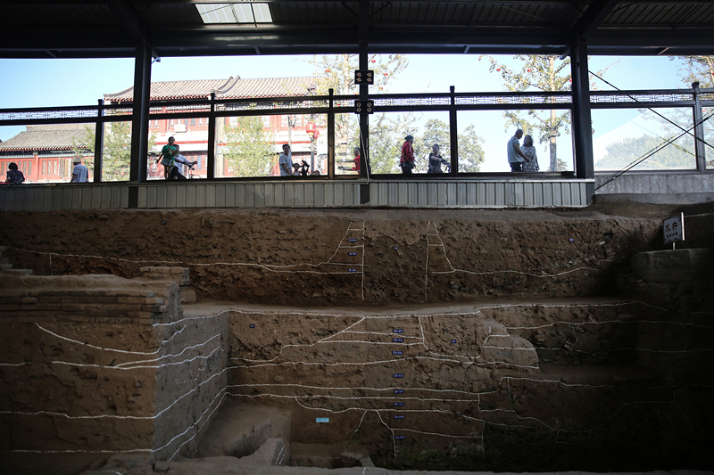 2019年9月7日，人們透過玻璃幕墻看開元寺南廣場遺址考古現(xiàn)場。