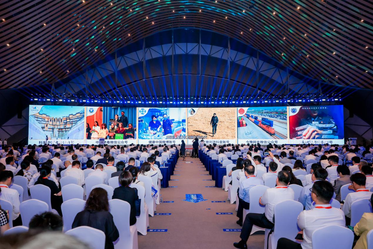 2025年中國網(wǎng)絡(luò)文明大會《走好網(wǎng)上群眾路線百個成績突出賬號推選活動成果》發(fā)布現(xiàn)場。