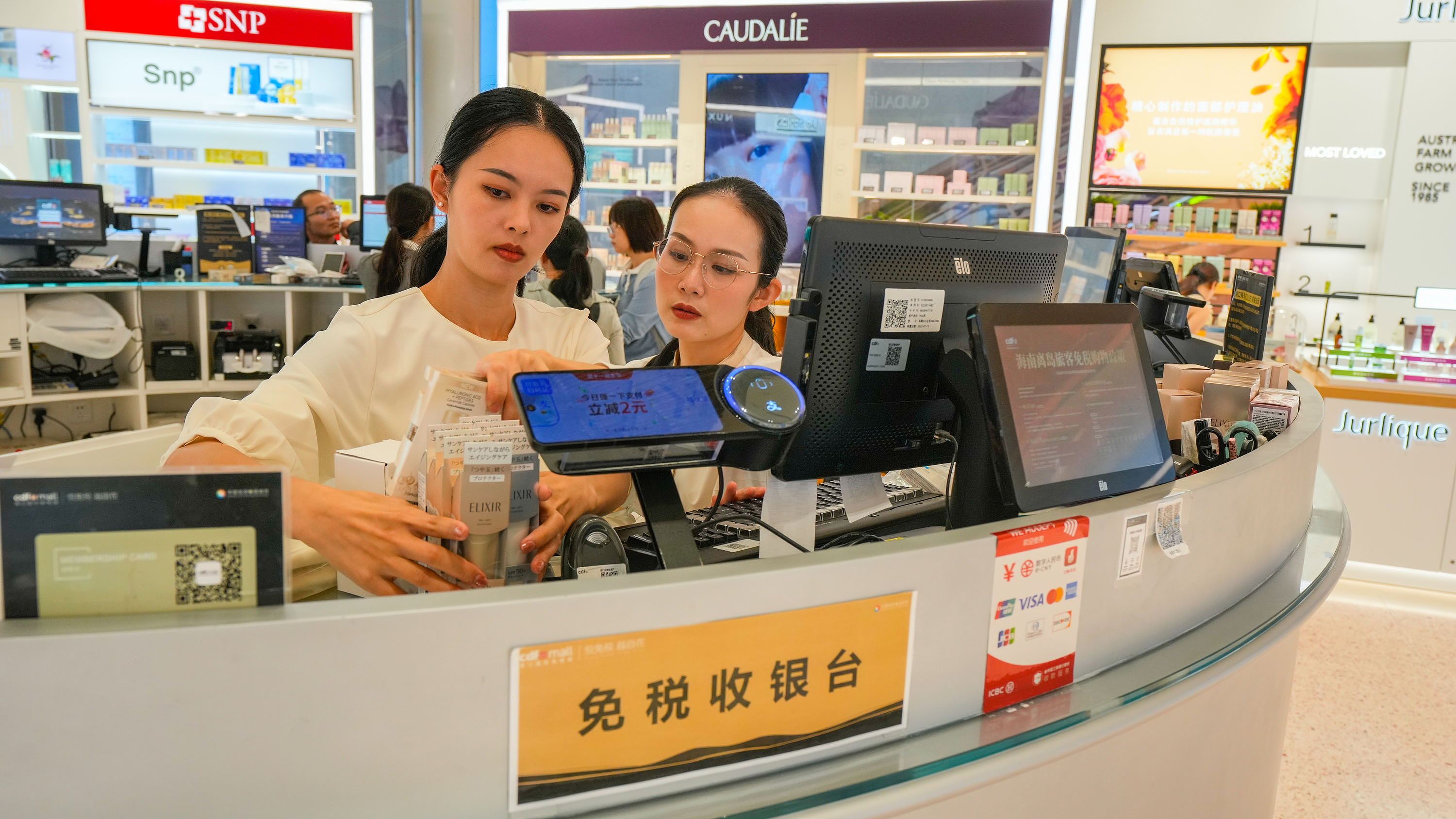 2025年11月1日，海口，cdf海口國際免稅城內人頭攢動，眾多旅客在選購免稅商品。