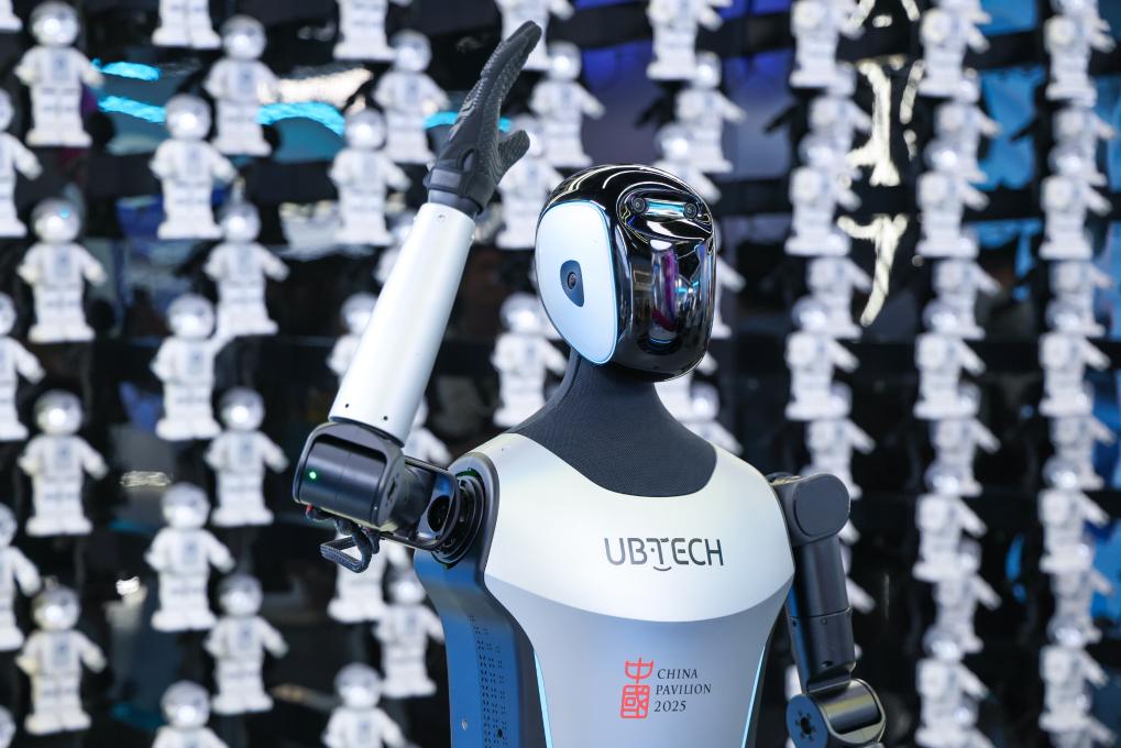 △ 2025年4月23日，在深圳優(yōu)必選科技展廳內(nèi)，商用版人形機器人Walker C向觀眾揮手致意。