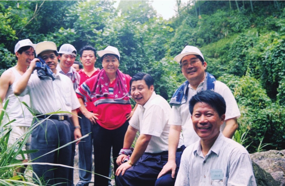 1999年6月，習近平在福州森林公園參加紀念毛主席“發(fā)展體育運動，增強人民體質”題詞47周年登山健身活動。（圖片來源：《習近平在福建（下冊）》