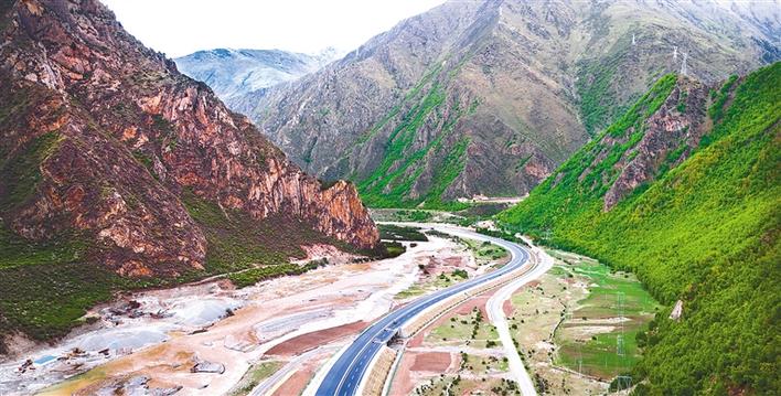 G4218林芝至拉薩高等級公路加色段在大山深處延伸。_jpg.jpg