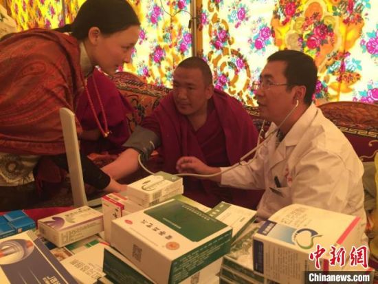 圖為馬少元(右一)在基層開展義診。青海省第四人民醫院供圖