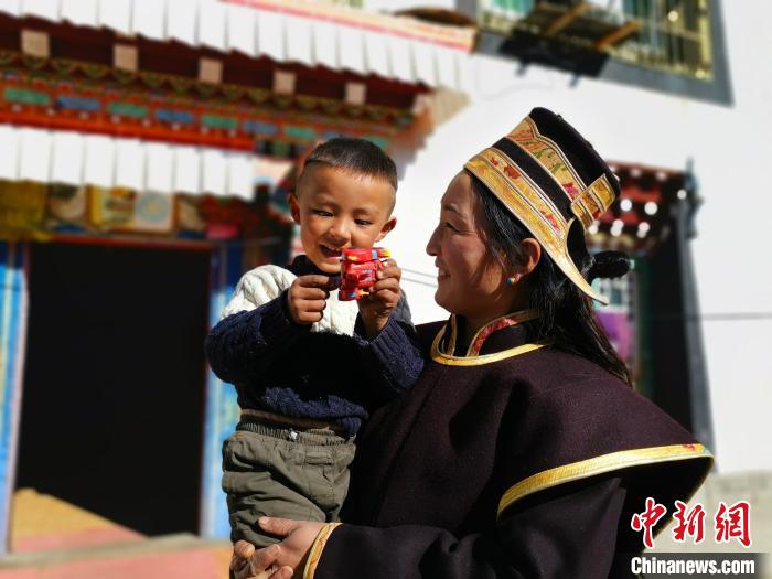 西藏林芝老鄉“花谷藥洲”里話幸福生活