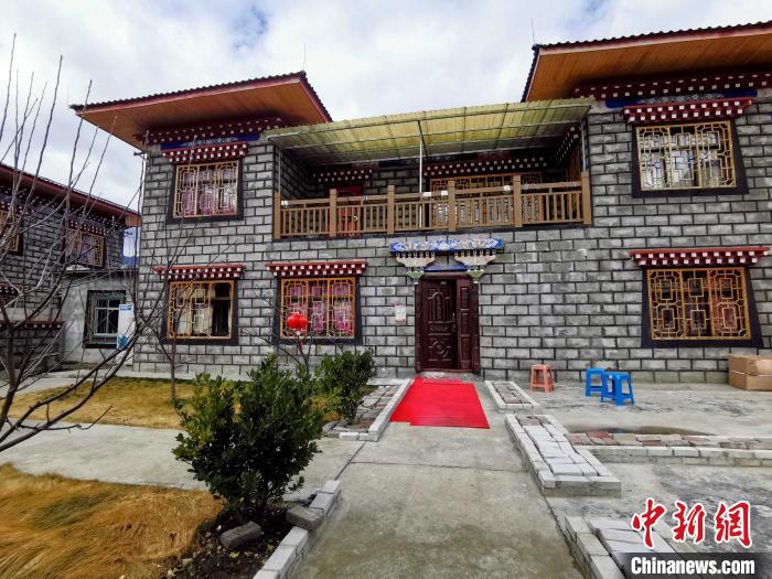 圖為林芝米林縣羌納鄉西嘎村村民家家戶戶發展庭院經濟，院內種滿了各種果樹?！≮w延 攝