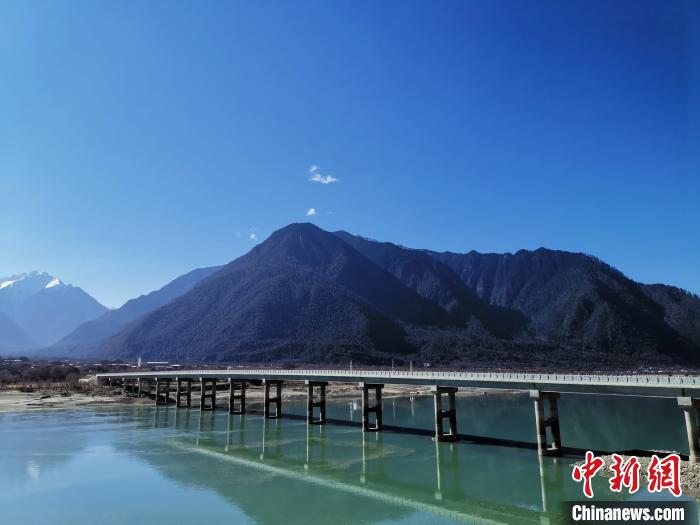 圖為現在已經通車的魯霞大橋?！≮w延 攝