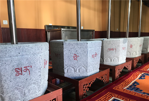 圖為藏醫(yī)院的藏藥加工地。.png