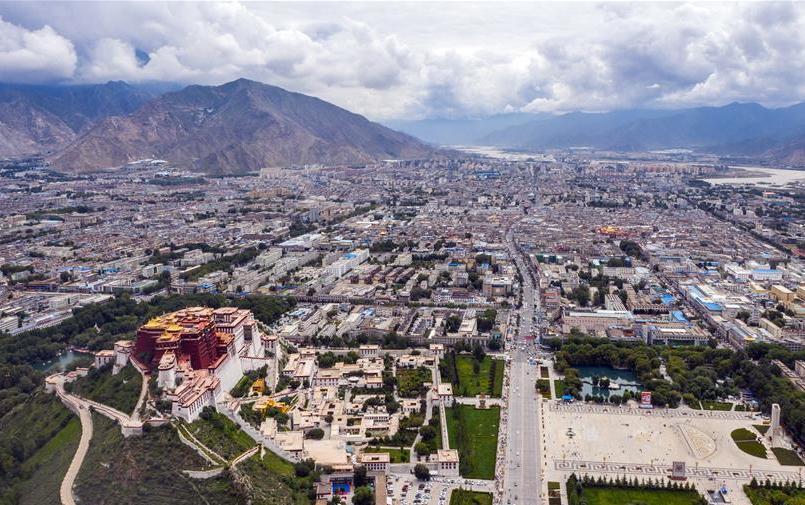 鳥瞰拉薩古城(8月10日無人機拍攝)。新華社記者 李鑫 攝.jpg
