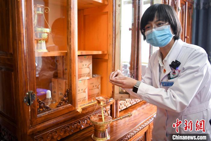 湖南中醫藥大學第一附屬醫院外治科援藏醫生譚濤介紹中醫和藏醫向結合的霍爾麥療法。　楊華峰 攝