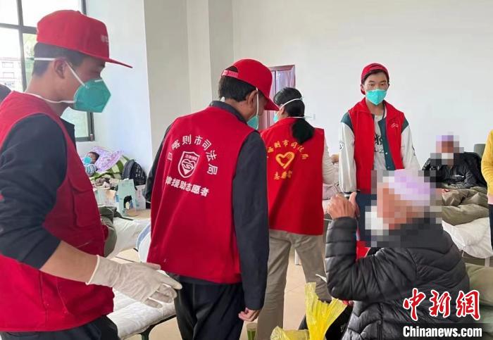 圖為得到妥善安置周到的服務，患者向志愿者豎起大拇指?！∪湛t市委宣傳部供圖