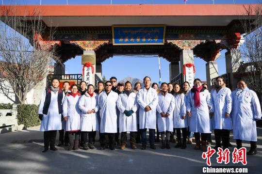 圖為該校師生在更名后的西藏藏醫藥大學校門前合影留念?！『闻罾?攝