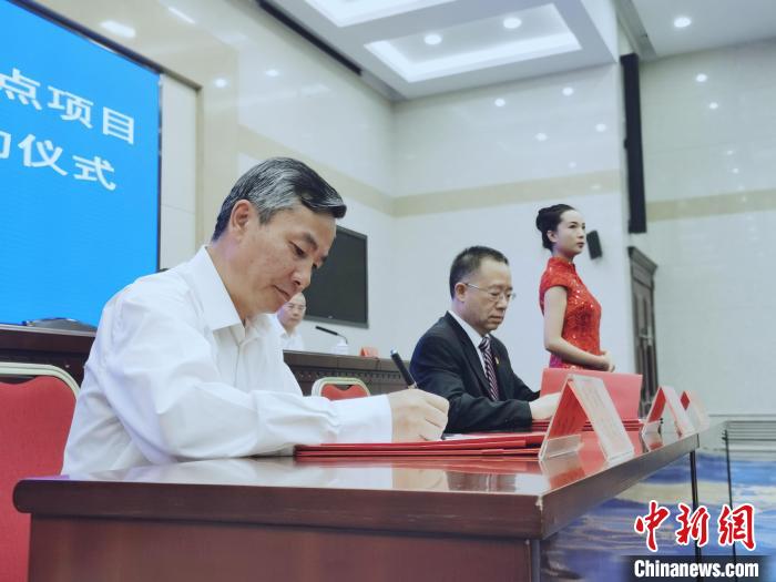 圖為青海省副省長(zhǎng)匡湧(左)簽訂合作共建區(qū)域醫(yī)療中心框架協(xié)議。　張?zhí)砀?攝