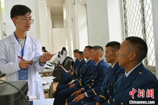 圖為研究團隊成員登記消防員信息。　趙朗 攝