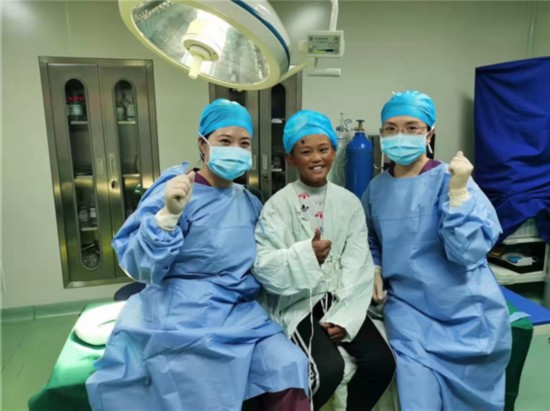 “點亮明眸”援藏斜視手術醫生楊英：穿上戰袍去戰斗