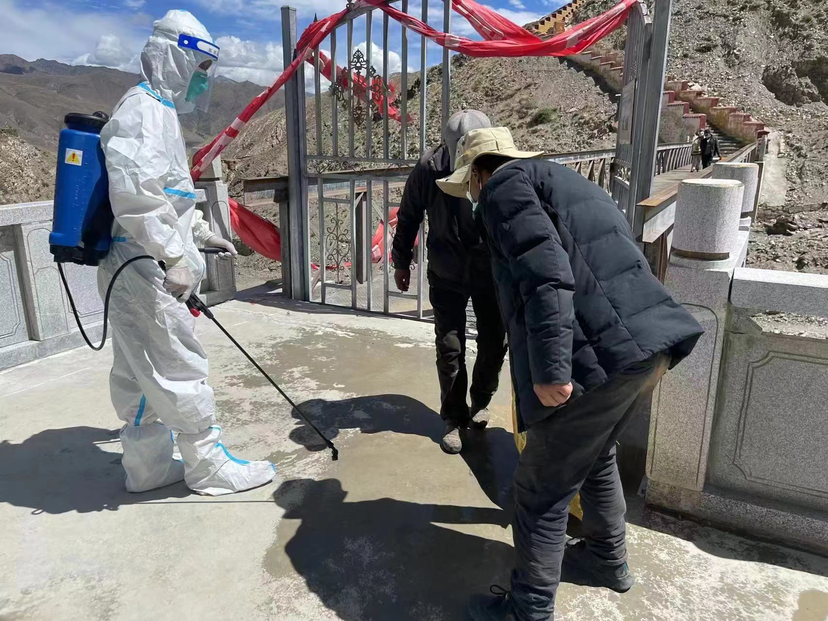 圖為醫護人員下水鄉唐布齊村做消殺工作。.jpg