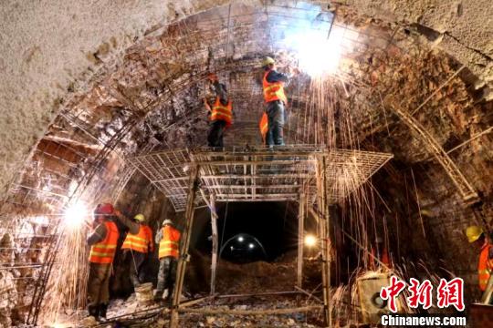 圖為施工人員正在進(jìn)行隧道支護(hù)焊接作業(yè)。　陳暢 攝