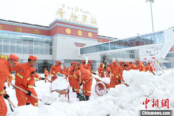 風雪中奮戰150分鐘云南森林消防搶通高原機場