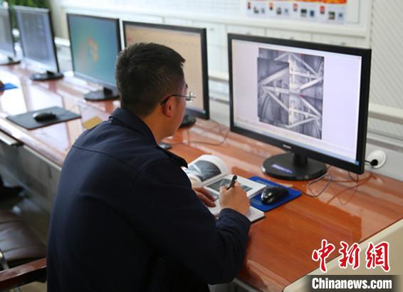 青藏鐵路上的“放射科醫生”：絕不放過一處疑點
