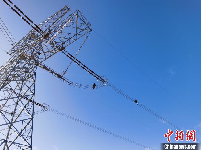 青海電力人：挑戰生命極限守護“電力天路”