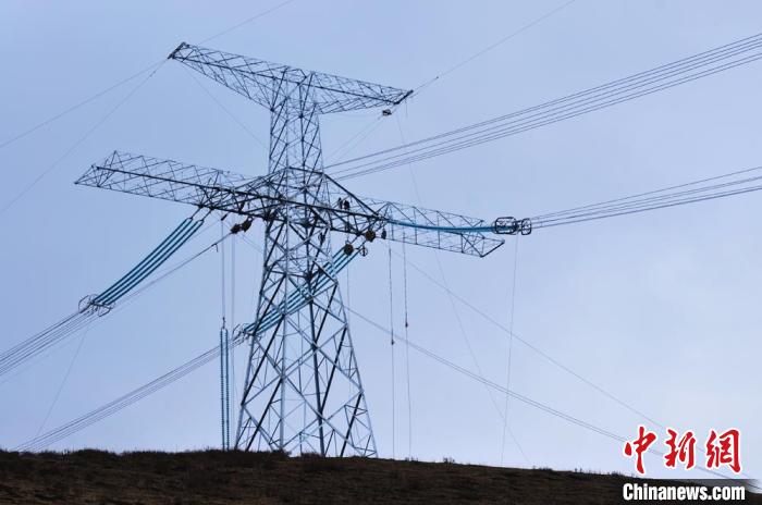 高原藏區電力線路建設者：高寒缺氧、扎刺掛彩是常事