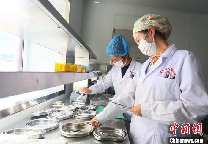 7月下旬，夏河縣人民醫(yī)院醫(yī)生進(jìn)行手術(shù)用具的消毒清潔。　高展 攝