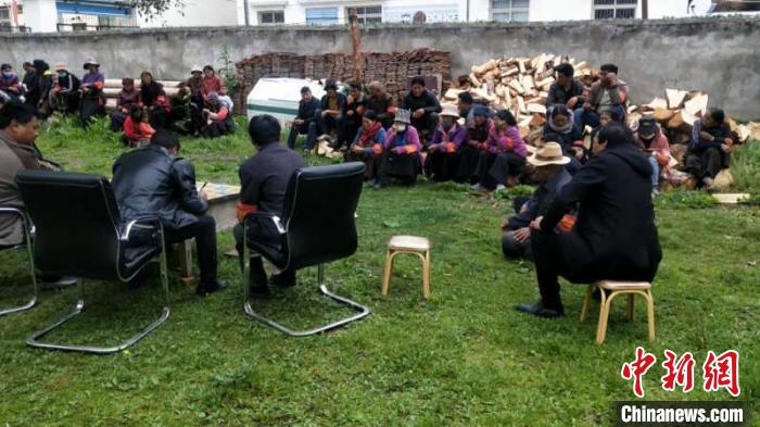 村民接受防火常識教育。若爾蓋縣林業和草原局供圖