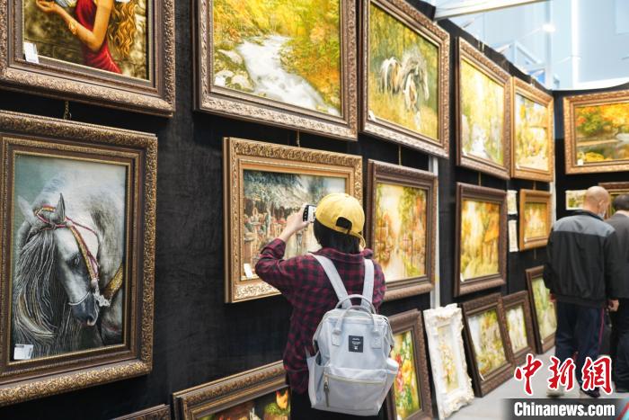 國內外精品藏毯亮相青海生態（產業）博覽會暨藏毯展眾多客商前來咨詢