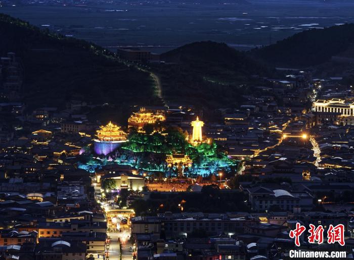 圖為滇藏茶馬古道重鎮(zhèn)獨(dú)克宗古城已成為知名旅游景點(diǎn)。　和曉燕 攝