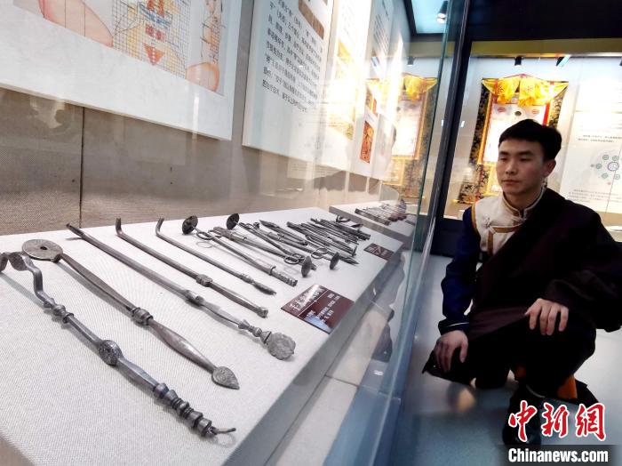圖為陳展的藏醫手術器械?！執砀?攝