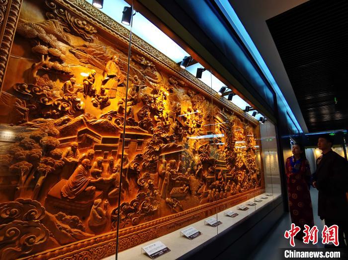 圖為青海大學民族醫學博物館陳展的歷代知名藏醫浮雕?！執砀?攝