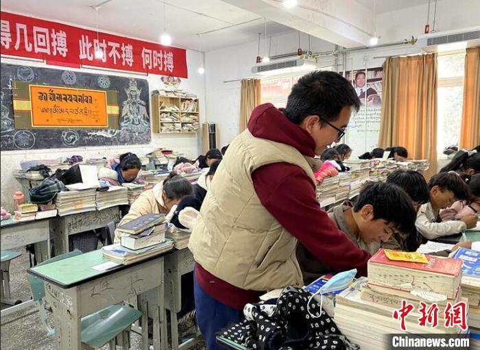 學(xué)生在免費(fèi)輔導(dǎo)班上課。　尼瑪初 攝