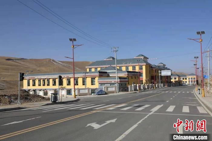 青海黃河岸畔“脫貧戰歌”：村民感受“穩穩的幸?！?/></a></div>
                        <div   id=