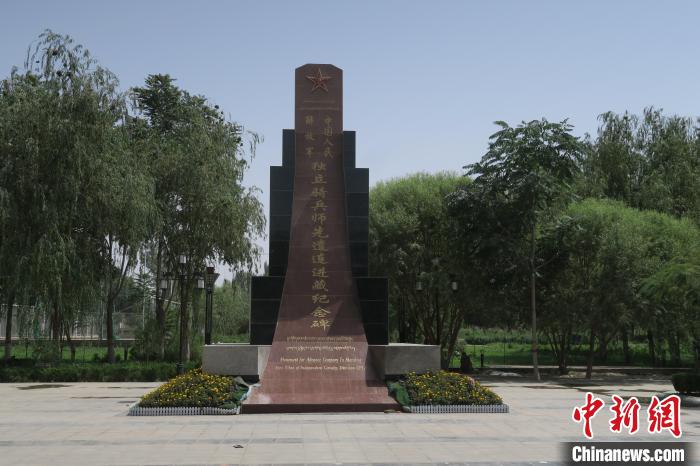 圖為位于于田縣中心的中國人民解放軍獨(dú)立騎兵師先遣連進(jìn)藏紀(jì)念碑。　楊程晨 攝