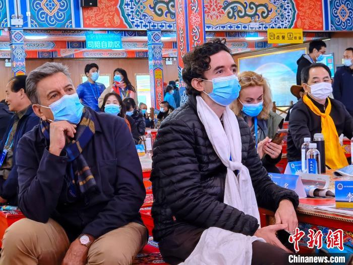 中外詩人齊聚青海湖畔以詩會友致敬自然