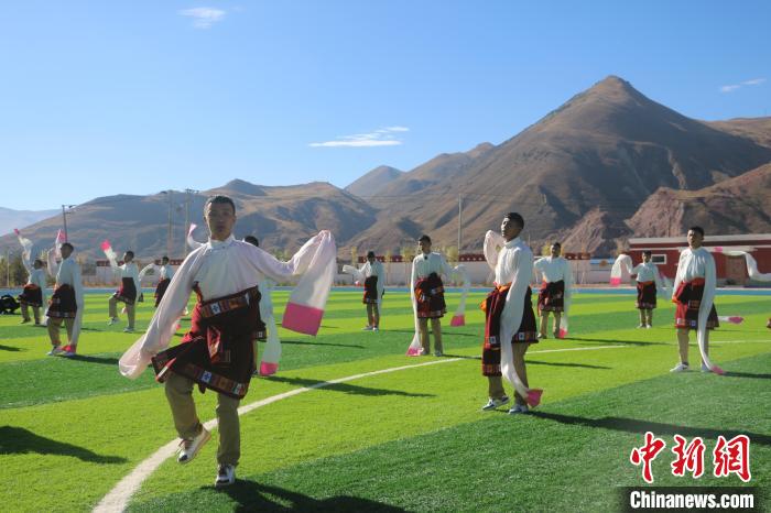 圖為青海師范大學(xué)附屬玉樹實(shí)驗(yàn)學(xué)校學(xué)生在綠茵場(chǎng)跳起囊謙古舞—卓根瑪?！〕逃?攝