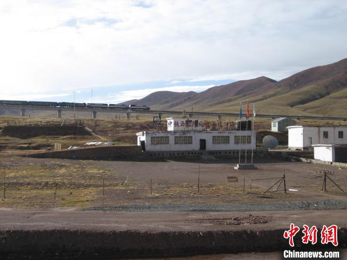圖為青藏鐵路通車后列車經(jīng)過中鐵西北院風火山觀測站。(資料圖) 中鐵西北科學研究院供圖