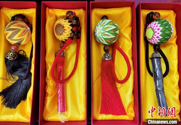 圖為藏繡手工藝品?！∑钤鲚?攝