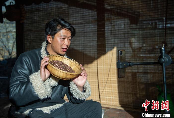 洛桑在鏡頭前介紹家鄉特產。　劉忠俊 攝