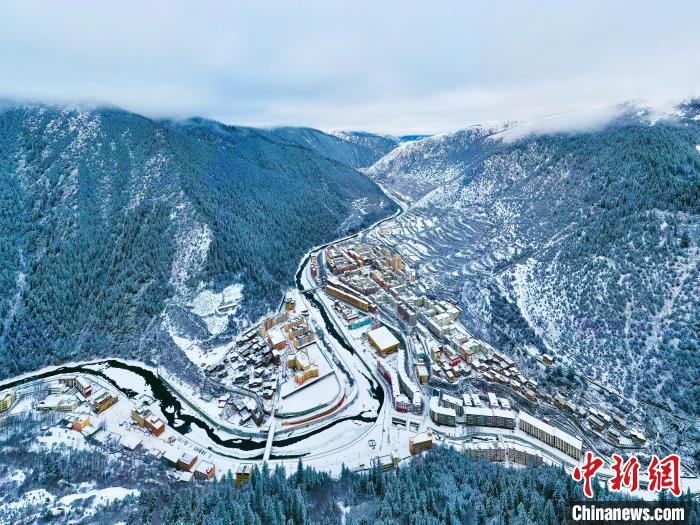 壤塘的雪后美景?！∪捞量h融媒體中心供圖