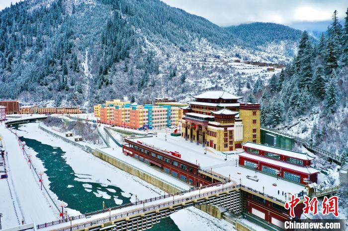 壤塘的雪后美景?！∪捞量h融媒體中心供圖