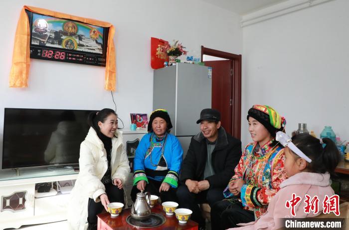 新家是兩層小樓房，一樓布置得充滿現代感，喝著藏式奶茶，一家人聊著今年春節怎么過。　丁思 攝