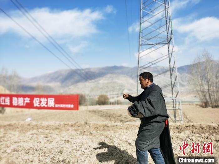 圖為藏族民眾撒種、施肥。　張添福 攝